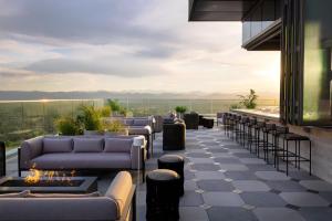 Posezení v ubytování Kimpton Claret Hotel by IHG