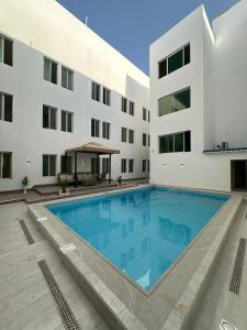 リヤドにあるالملز- شقق فاخرة Vip Apartments - Al Malazの建物の前のプール