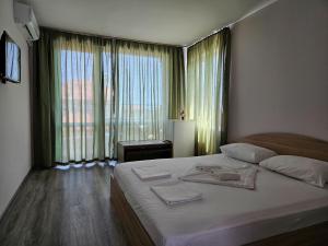 En eller flere senge i et værelse på Family House Manolov