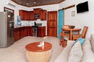 Kuchyň nebo kuchyňský kout v ubytování White Sands Cove G01-Romantic Suite Garden view 1 BR by Stay Floreo