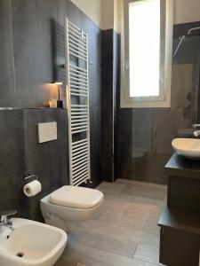 un baño con inodoro y lavabo en Balsamico Suites 2 - Near Ferrari Museum & Railway, en Módena 20 fotos más