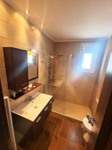Ένα μπάνιο στο Elia Mare Apartment