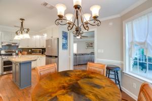 Afbeelding uit fotogalerij van Peaceful Fairhope Cottage with Covered Patio! in Fairhope