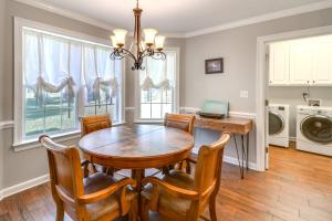 Afbeelding uit fotogalerij van Peaceful Fairhope Cottage with Covered Patio! in Fairhope