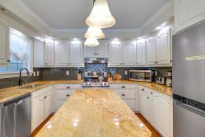 Afbeelding uit fotogalerij van Peaceful Fairhope Cottage with Covered Patio! in Fairhope +21 foto's