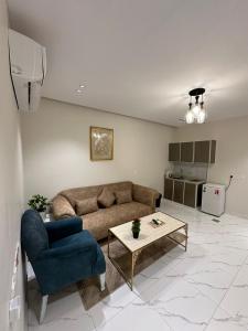 リヤドにあるالملز- شقق فاخرة Vip Apartments - Al Malazのソファとテーブルのあるリビングルーム +19枚の写真