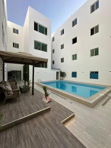 リヤドにあるالملز- شقق فاخرة Vip Apartments - Al Malazの建物の前のプール