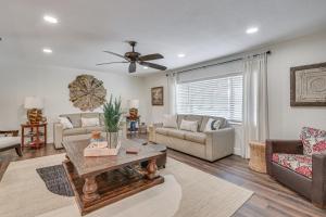 Lutz Home with Game Room 7 Mi to Adventure Island!的休息区