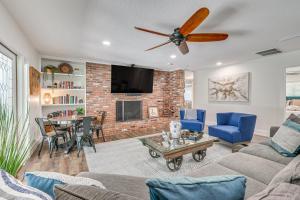 Lutz Home with Game Room 7 Mi to Adventure Island!的电视和/或娱乐中心