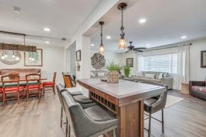 Lutz Home with Game Room 7 Mi to Adventure Island!的休息区