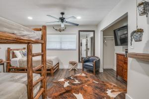 Lutz Home with Game Room 7 Mi to Adventure Island!客房内的一张或多张床位