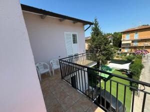un balcone di una casa con piscina di Dante alighieri rooms a Villa Colle Onorato