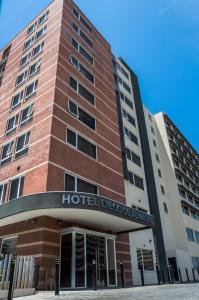 un edificio con el hotel diverge de antioch en Hotel Diego de Almagro La Serena, en La Serena