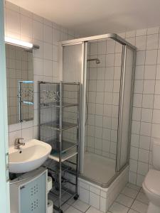 Ένα μπάνιο στο Ferienapartment Landhaus Ostseeblick, ruhig im Wald gelegen, kostenfreier Parkplatz, ideal für Fahrradtouren