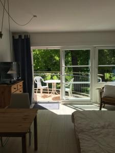 Μπαλκόνι ή βεράντα στο Ferienapartment Landhaus Ostseeblick, ruhig im Wald gelegen, kostenfreier Parkplatz, ideal für Fahrradtouren