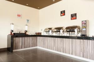 a bar in a restaurant with a counter at Hotel Diego de Almagro La Serena in La Serena