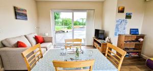 A television and/or entertainment centre at Ben Haven Self Catering Accommodation