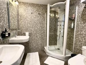 Bilik mandi di Private Townhome near UN +28 gambar