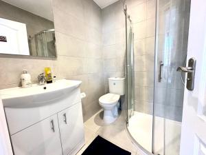 a bathroom with a shower and a toilet and a sink at Spectacular Modern, Private Apartment,15 Mins To Central London in Hendon