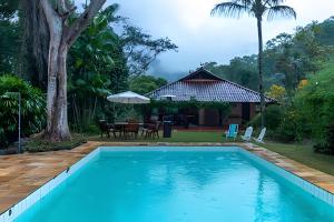 セクレタリオにあるCasa Secretário - 3 Suítes, Piscina, Campo e Saunaの家の前のプール