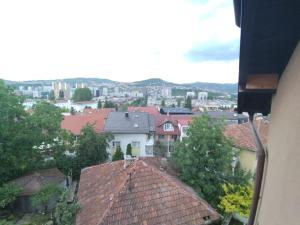 Uma vista geral da montanha ou uma vista da montanha a partir do apartamento