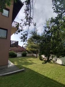 Um jardim no exterior de Apartman Sarajevo 202