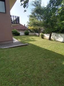Um jardim no exterior de Apartman Sarajevo 202