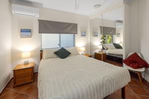 Ένα ή περισσότερα κρεβάτια σε δωμάτιο στο Cozy Heaven in Leafy Larrakeyah