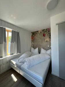Postel nebo postele na pokoji v ubytování Hotel Buna luna by Seehof Laax
