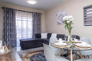 un soggiorno con un tavolo e un divano di The Ridge View a Midrand