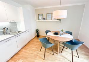 Kuchyň nebo kuchyňský kout v ubytování Dachgeschoß Maisonette im Altbau