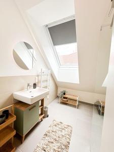 Fotografie z fotogalerie ubytování Dachgeschoß Maisonette im Altbau v destinaci Wiener Neustadt + 34 fotografií