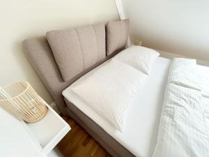 Postel nebo postele na pokoji v ubytování Dachgeschoß Maisonette im Altbau