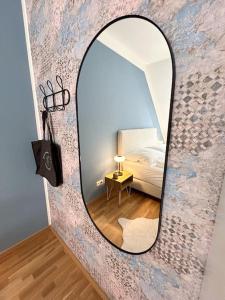 Postel nebo postele na pokoji v ubytování Dachgeschoß Maisonette im Altbau