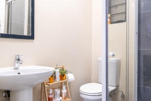 un bagno con wc, lavandino e doccia di The Ridge View a Midrand Altre 7 foto
