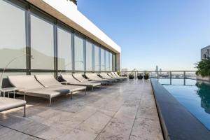 Deco Armani Studio Recoleta في بوينس آيرس: صف من الكراسي فوق المبنى