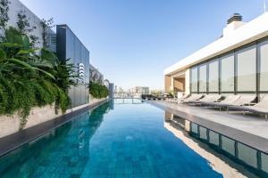 Deco Armani Studio Recoleta في بوينس آيرس: حمام سباحة في وسط المبنى