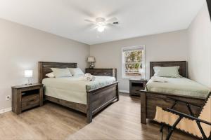 een slaapkamer met twee bedden en een plafondventilator bij Sunny Daze in Oak Island +43 foto's