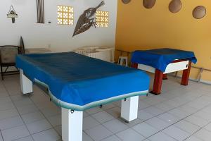 un hôpital avec deux lits dans une chambre dans l'établissement Casa na ilha da Crôa, à Barra de Santo Antônio