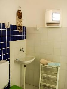 une salle de bain avec un lavabo et des toilettes dans l'établissement Casa na ilha da Crôa, à Barra de Santo Antônio