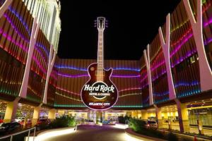ein Gebäude mit einem Gitarrenschild davor in der Unterkunft Hard Rock Hotel & Casino Atlantic City in Atlantic City