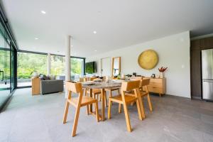 a dining room and living room with a table and chairs at Capitalia Parque Lincoln in Mexico City