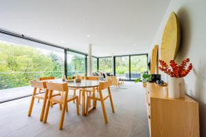 a dining room with a table and chairs at Capitalia Parque Lincoln in Mexico City +42 photos