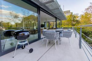 a patio with a grill and chairs and a table at Capitalia Parque Lincoln in Mexico City