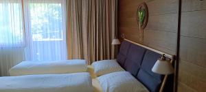 pokój hotelowy z dwoma łóżkami i oknem w obiekcie Haus Krößbacher w mieście Fulpmes
