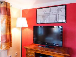 a flat screen tv sitting on top of a wooden table at Holiday apartment sunshine in Quedlinburg