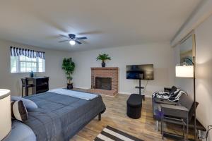 une chambre avec un lit et une cheminée dans l'établissement Walkable Greenville Home Near Dtwn, à Greenville