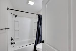 une salle de bain avec douche et toilettes dans l'établissement Walkable Greenville Home Near Dtwn, à Greenville 19 autres photos