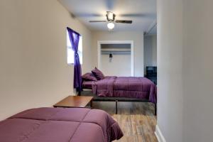 une chambre avec deux lits et une fenêtre dans l'établissement Walkable Greenville Home Near Dtwn, à Greenville