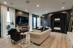 Телевизор и/или развлекательный центр в Brand New-Luxury Apartment-Downtown